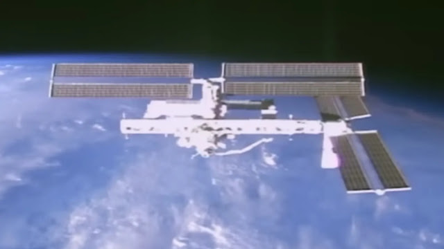 Real UFO sighting at the ISS and Shuttle as 3 UFOs make a triangle symbol.