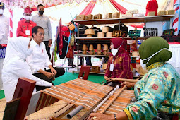 Tinjau Pameran UMKM di Wakatobi, Jokowi Borong Produk Makanan Ringan Khas Sultra 