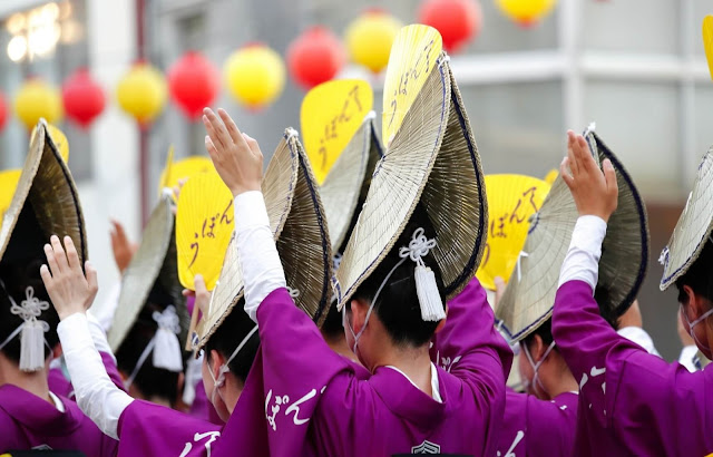 Lễ hội Obon của người Nhật Bản có đến 3 mốc thời gian tổ chức tùy theo địa phương: Bon tháng bảy (Shichigatsu Bon): 15 – 7 dương lịch, Bon cũ (Kyu Bon): 15 – 7 âm lịch, Bon tháng tám (Hatchigatsu Bon): 15 – 8 dương lịch. Trong đó, Hatchigatsu Bon là lễ hội lớn nhất được tổ chức tại Kyoto và thu hút lượng lớn người dân và khách du lịch tham gia. 