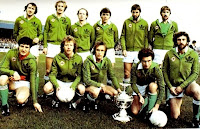 SELECCIÓN DE IRLANDA DEL NORTE - Temporada 1980-81 - Cassidy, Billy Hamilton, Brotherston, Donaghy, Chris Nicholl y McClelland; Platt, Jimmy Nicholl, McIlroy, O'Neill y Gerry Armstrong - IRLANDA DEL NORTE 3 (Brotherston, McIlroy y Jimmy Nicholl) SUECIA 0 - 15/10/1980 - Campeonato del Mundo de España 1982, clasificación - Belfast, Irlanda del Norte, Windsor Park