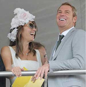 Elizabeth Hurley, Shane Warne flirting online