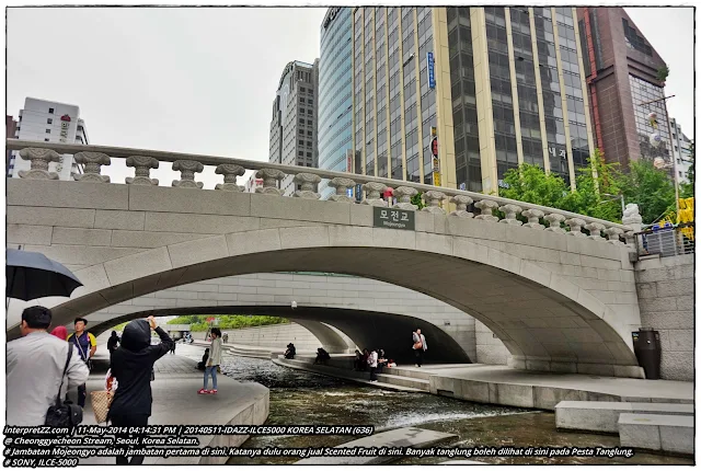 Gambar jambatan Mojeongyo di Cheonggyecheon.