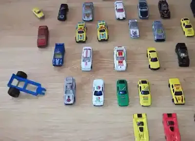 من ألعاب الأطفال القديمة زمان: سيارات مصغرة لعبة من البلاستيك الملون