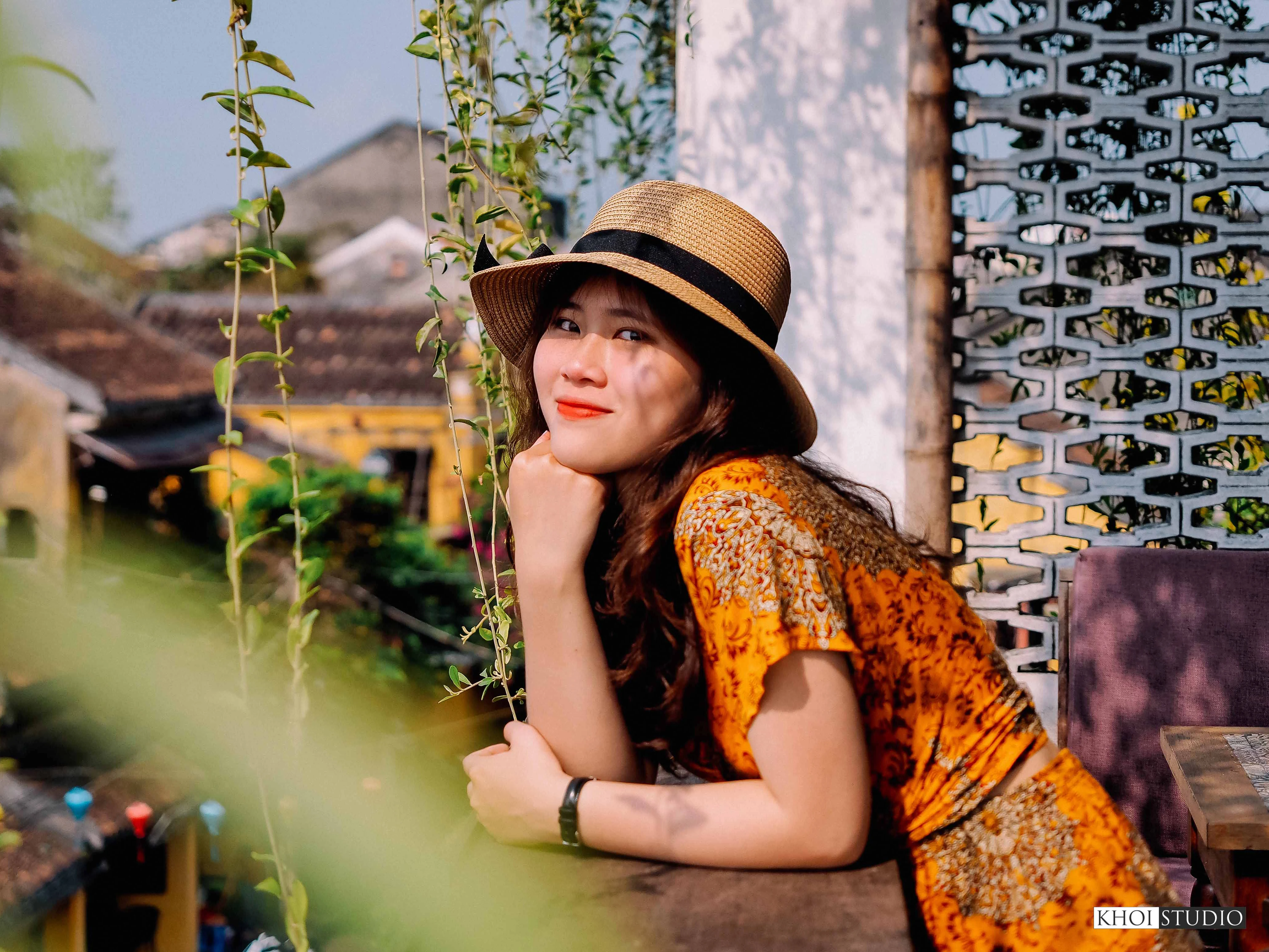 Family travel photo session in Hoi An ancient town: Outdoor photo shoot with mom