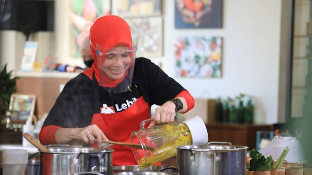 Kembali Ditantang Masak, Istri Ganjar Lagi Lagi Unjuk Kebolehan Masak Rendang