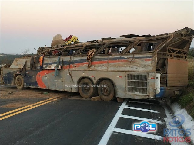 TRAGÉDIA NA ESTRADA: ÔNIBUS CAPOTA EM ESTRADA MINEIRA E DEIXA MORTOS E FERIDOS