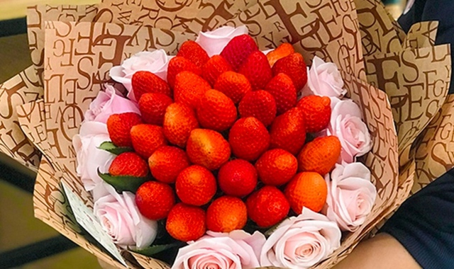Những bó hoa Valentine siêu độc lạ: Không chỉ ăn được mà còn tiêu được - <a href=