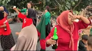 Viral Emak-emak Jeneponto Pesta Miras Sambil Berjoget di Depan Anak-anak