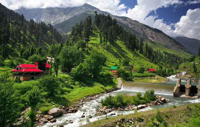 This is an ideal valley of Azad Kshmir territory for both the domestic and international tourists. The curling river Jhelum passes throughout from East to West between the high green mountains of this valley.