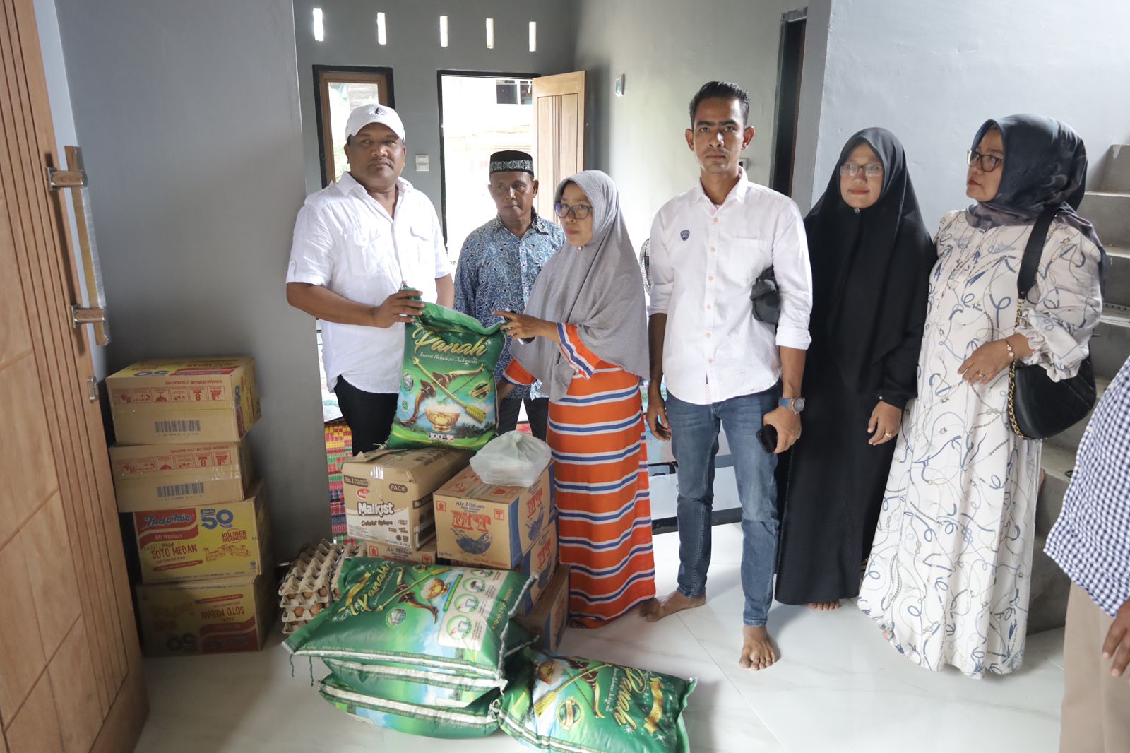 Cepat Tanggap, Mukhlis Takabeya Serahkan Bantuan Masa Panik untuk Korban Rumah Kebakaran di Peudada