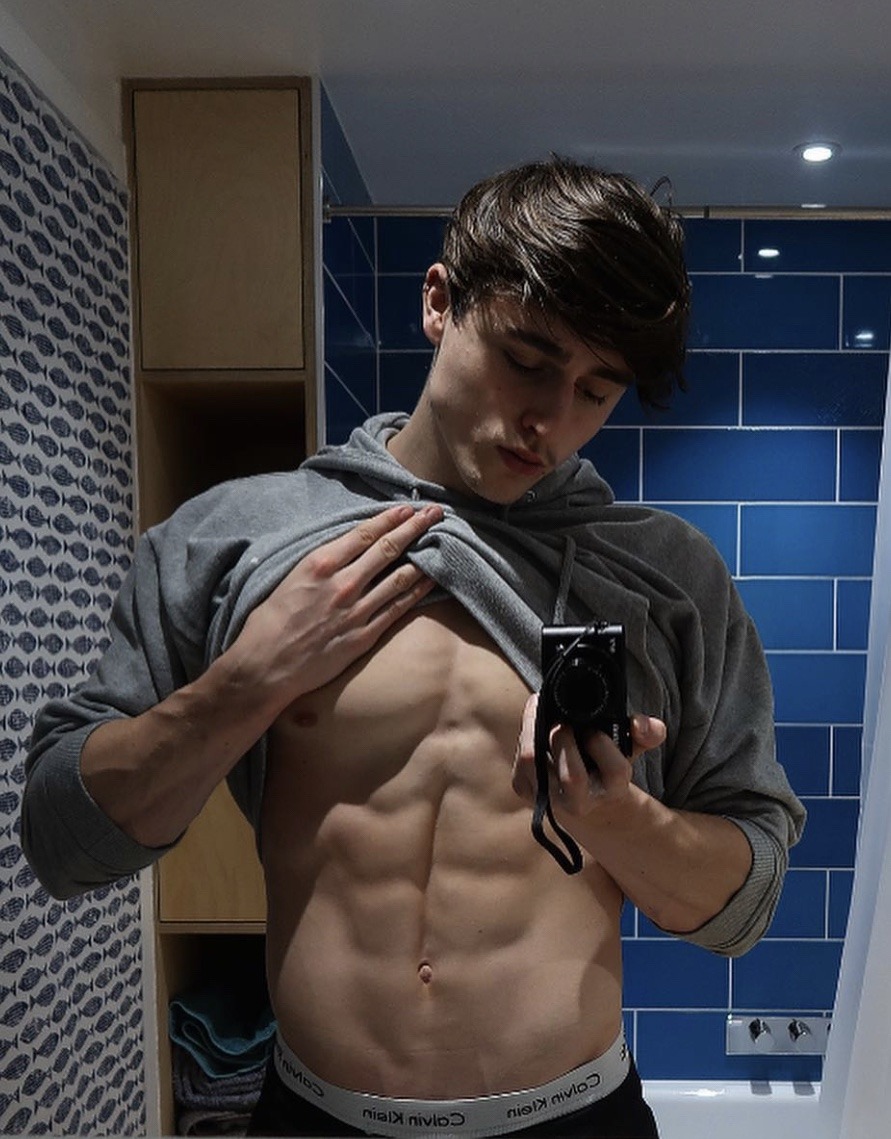 sexy-young-strong-bro-abs-selfie