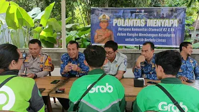 Polantas Menyapa : Polres Bondowoso Beri Edukasi Komunitas Ojol di Operasi Patuh Semeru 2025