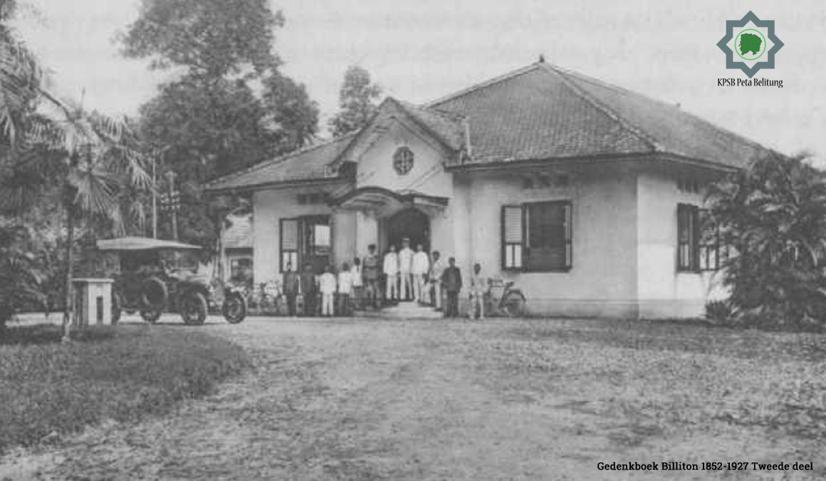 Kantor Asisten-residen Belitung di Tanjungpandan. Sekarang menjadi Dinas Pendidikan dan Kebudayaan Kabupaten Belitung. Sumber: Gedenkboek Billiton 1852-1927 Tweede Deel. repro by pertabelitung.com tahun 2020.