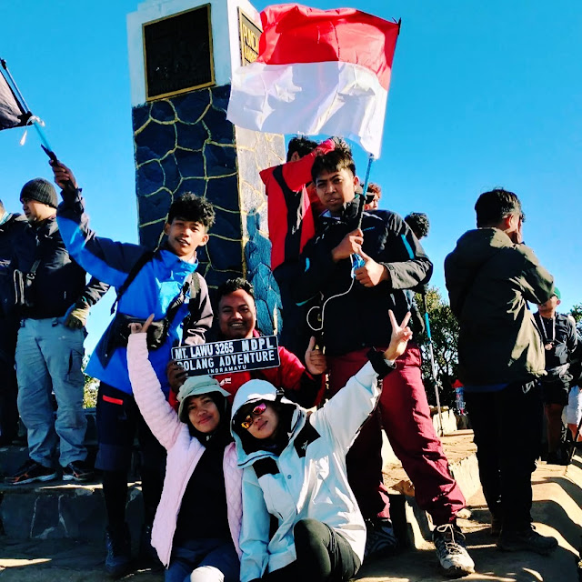 Foto Beramai-ramai, Di Puncak Hargo Dumilah, Gunung Lawu, Sumber Foto (https://www.instagram.com/cr666_nia/)