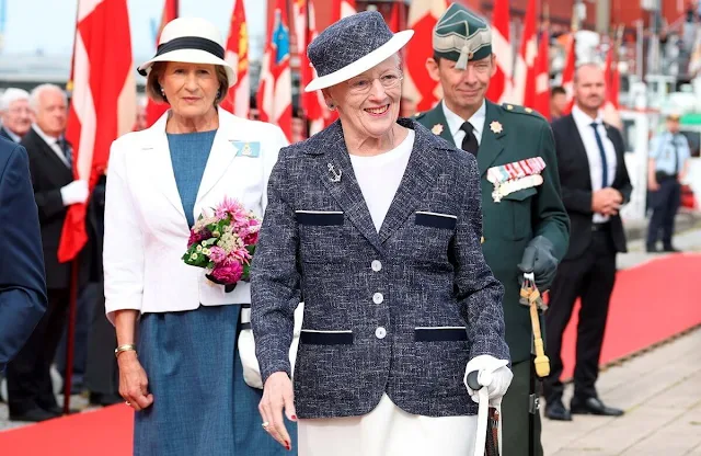 The Queen was welcomed by Mayor Mikael Smed of Vordingborg. Platinum, sapphires and diamonds anchor brooch