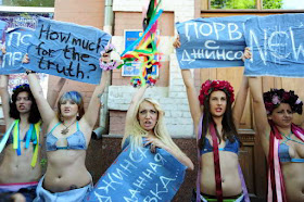 полуобнаженные девушки протестуют