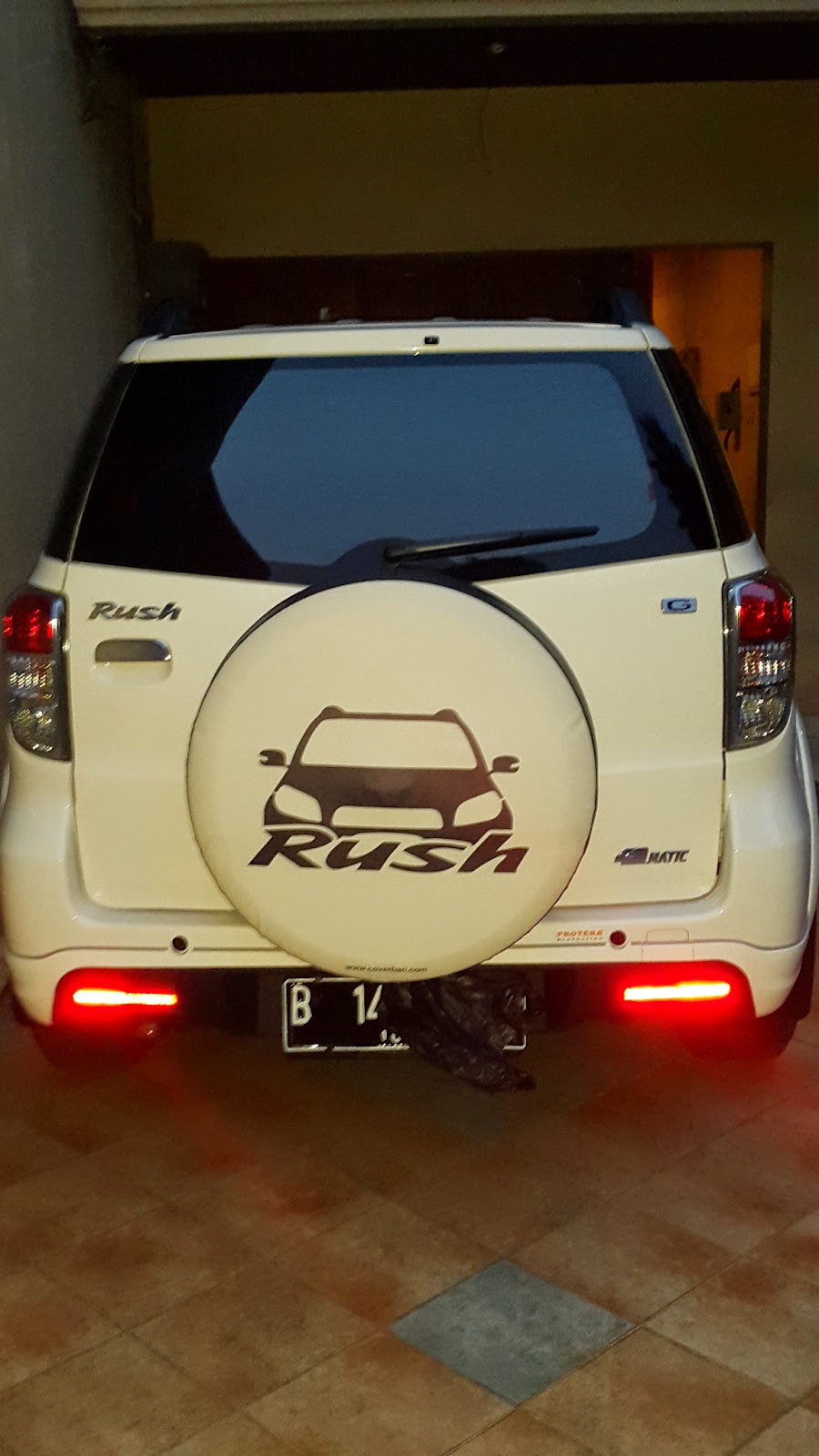 Sarung Ban Toyota Rush