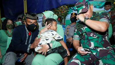 Tangis Dudung Saat Mengunjungi Anak Anggota TNI Yang Tewas Dibunuh Saudara Dudung di Papua