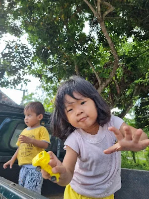 Akhir Pekan Jagain Ponakan