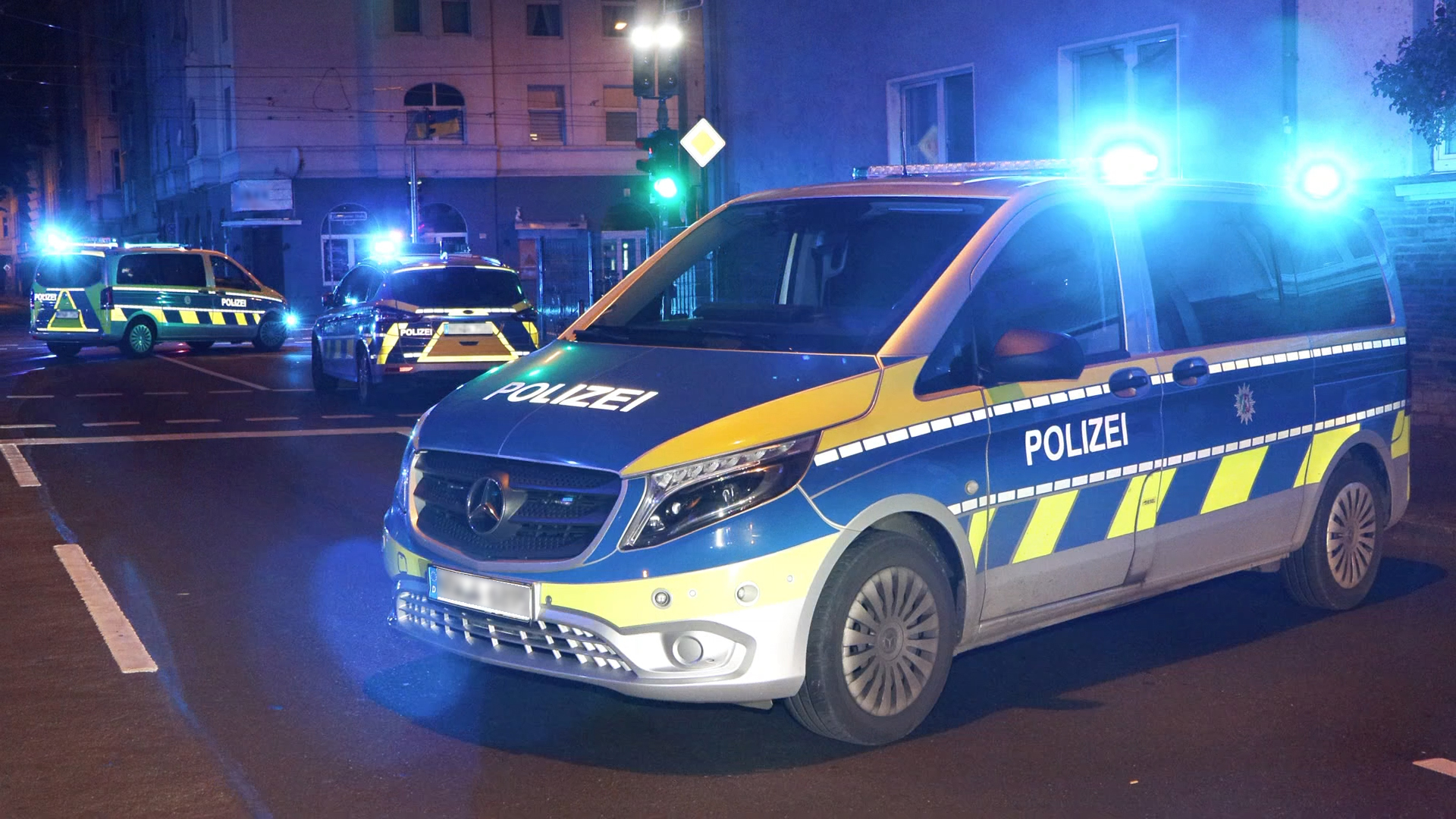 Polizei NRW Hagen - +++Wie sieht ein Polizeidienstausweis aus?+++Blau,  fälschungssicher und barrierefrei+++ Erst heute haben wir von einem  falschen Zivilpolizisten berichtet. Aber wie sieht so ein Dienstausweis  der Polizei eigentlich aus? Die