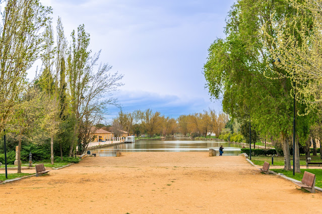 Dársena, antiguos almacenes y embarcación turística en Medina de Rioseco