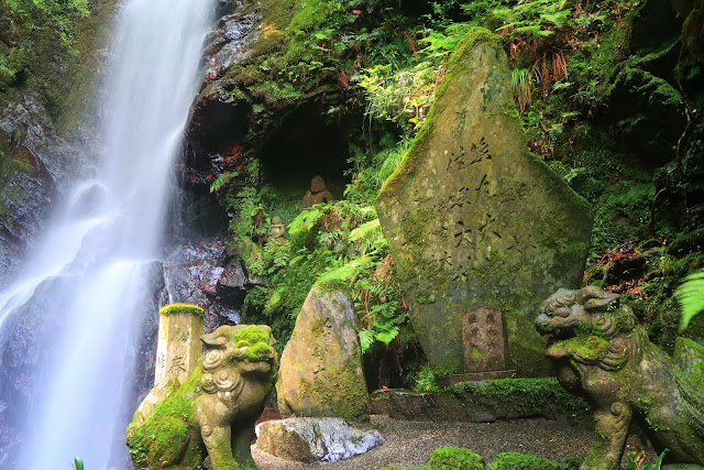 Kuya-no-taki Waterfall