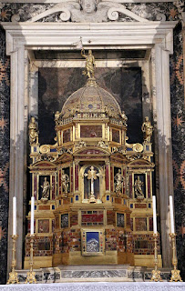 Altare del Sacramento di Pietro Paolo Olivieri (1600 ca.), con tabernacolo bronzeo di Pompeo Targone