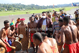 Prosesi Adat Sambut Kedatangan Paulus Waterpauw Sebagai Penjabat Gubernur Papua Barat