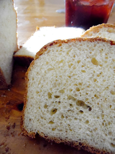 pain de mie moelleux facile et rapide avec farine, oeufs, lait, beurre, levure instantanée