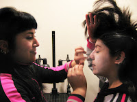 Camila maquillando a Karina