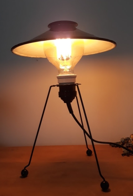 Stativ, ovni, ufo, space age, espace, émaillé, tripode, jouy le chatel, éclairages, lampe, lampesgrichard, richard, grichard, g’richard, vintage, ancien, retro, atelier, désign, industriel, édison, brocante, loft, dans le noir, ampoule