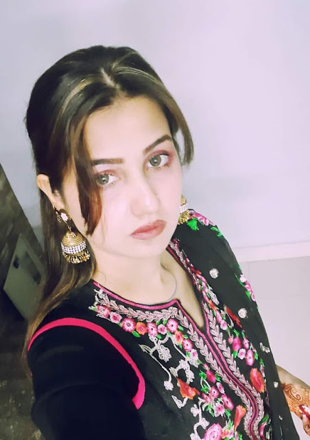 sunā hai log use aañkh bhar ke dekhte haiñ