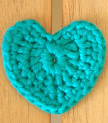 http://culturacotonmignon.com/2013/12/10/corazones-de-navidad-en-crochet/