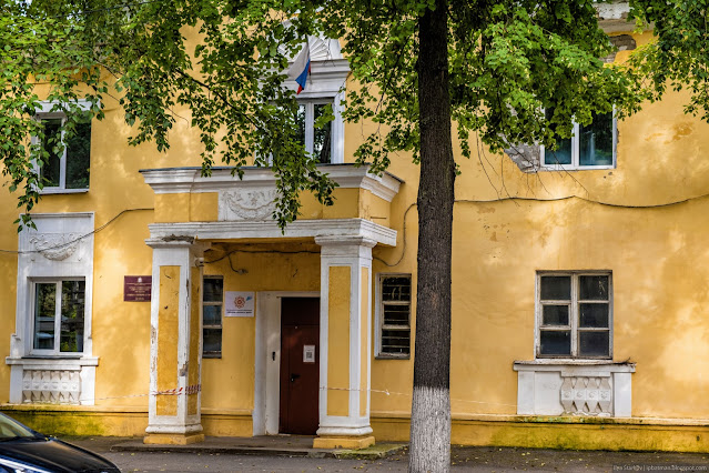 Массивное крыльцо на колоннах у здания