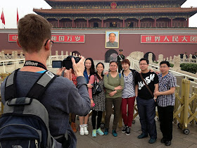 Touristes chinois qui posent devant la Cité interdite