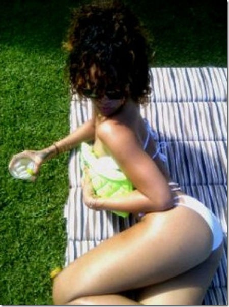 sexy-rihanna-twitpics-32