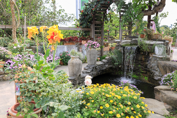 彰化田尾綠海咖啡地中海景觀庭園餐廳，白色城堡滿滿園藝植栽