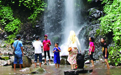 Warga Keluhkan Biaya Parkir Wisata Dlubung Kecamatan Trawas, Mojokerto