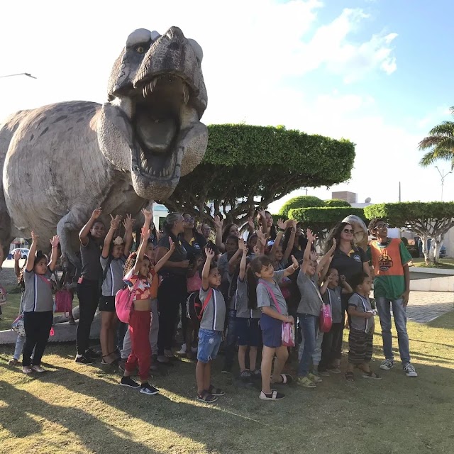 Alunos de Itaquara visitam Santa Inês a "Cidade dos Dinossauros" e ficam encantados