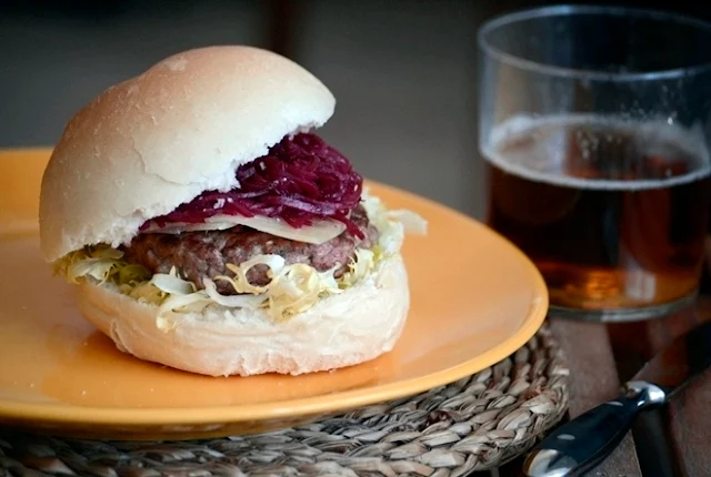 Hamburguesa de Cordero con Roncal y remolacha