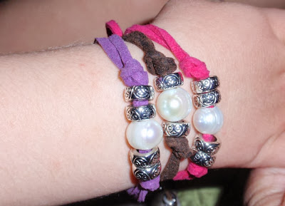 pulseras ajustables en antelina de diferentes colores y perlas de agua dulce