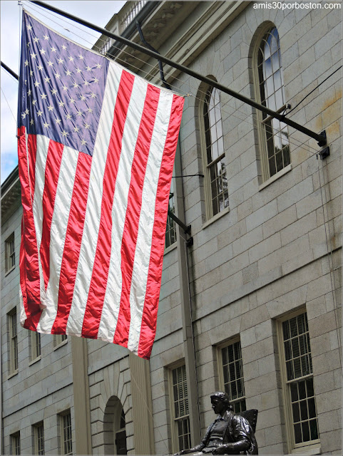 Bandera de Estados Unidos en la Universidad de Harvard, Cambridge