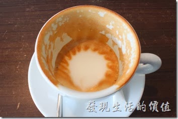 台南-綠帕克咖啡館。這就是我推薦的熱咖不奇諾咖啡，上面還有一個太陽的拉花，咖啡與牛奶的比例混合的洽到好處，很合我的味蕾，而且咖啡沒有過度烘烤的焦油味，也不是那種偏酸的咖啡。