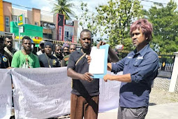 Aliansi Pemuda Provinsi Papua Tengah Demo Damai di Bawaslu