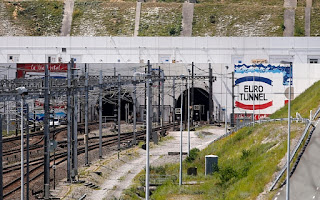 http://www.telegraph.co.uk/news/uknews/immigration/11909137/Eurotunnel-services-suspended-as-migrants-storm-tunnel.html