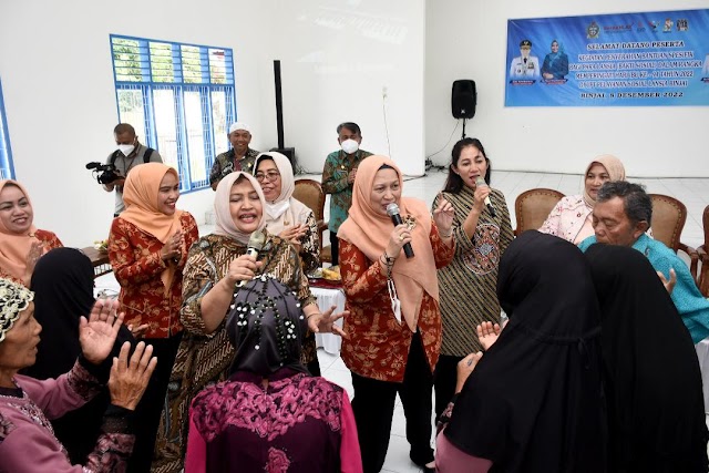  Peringati Hari Ibu, Nawal Lubis Bernyanyi dan Bergembira Bersama Lansia