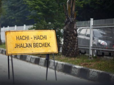 Lokasi Jalan Raya yang Berbahaya, Rambu-rambu lucu dan unik - MizTia Respect