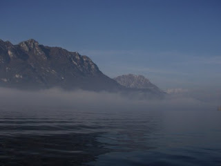 Un'insolita nebbia autunnale sul lago di Garlate