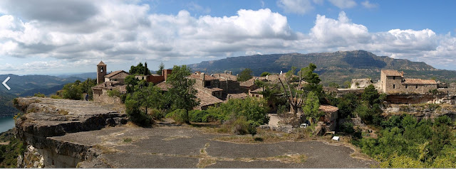 Allá dalt á Ciurana  potent s' hi aferra,  com si fos guayta monstre  de l' alta serra,