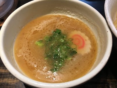 三軒茶屋にある麺屋藤しろのつけ麺用のスープ